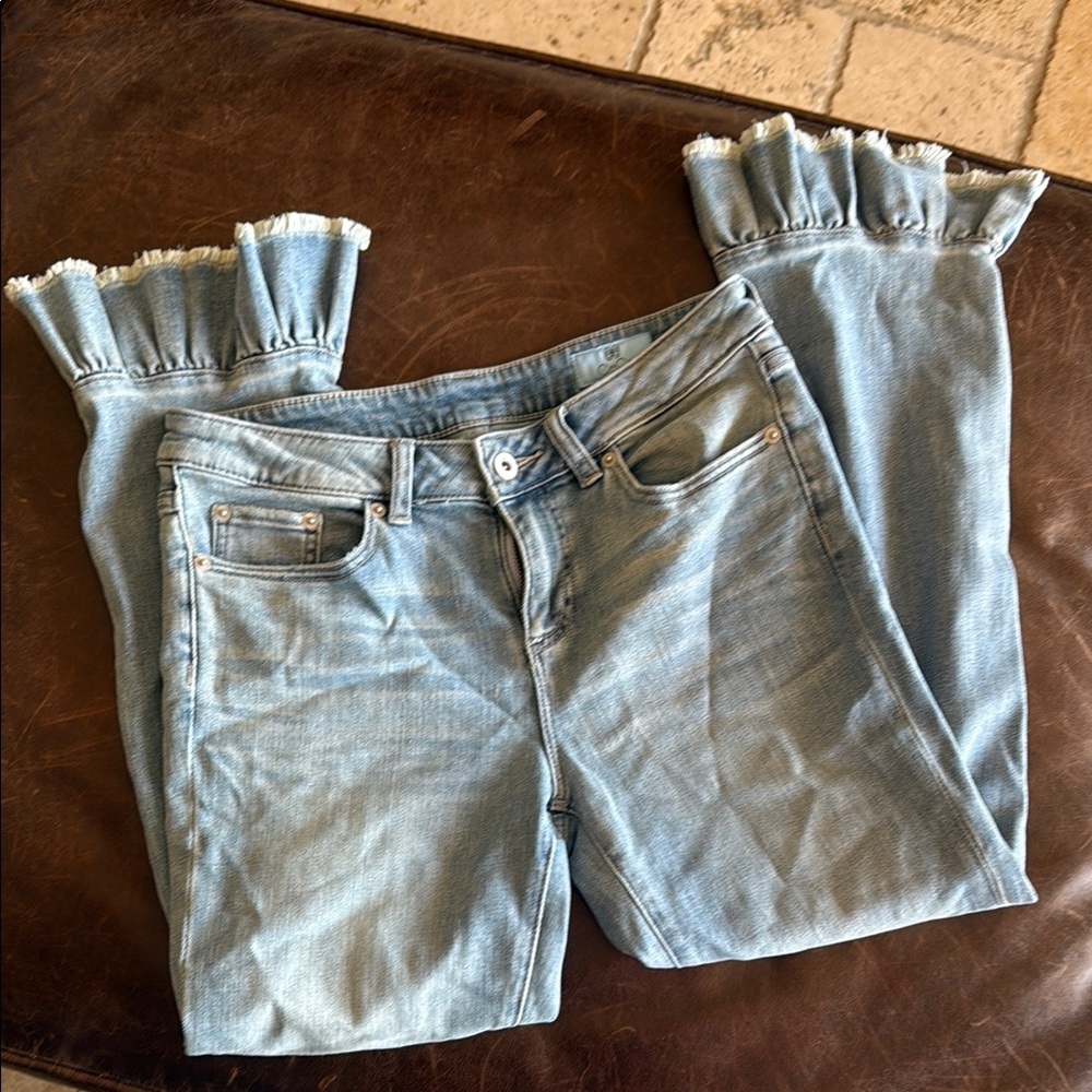 Ruffle jeans… 👖. Adorable!
